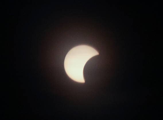 Leipzig Partielle Sonnenfinsternis über Sachsen Mond verdeckt am Abend große Teile der Sonne Am Mittwochabend war über Sachsen eine partielle Sonnenfinsternis zu beobachten. Der Mond schob sich dabei vor die Sonne und verdeckte einen großen Teil der Sonnenscheibe. Das astronomische Ereignis hatte in Deutschland kurz nach 19 Uhr begonnen und war bei entsprechenden Sichtbedingungen auch aus weiten Teilen Sachsens zu verfolgen. Je nach Standort wurden dabei rund 84 bis 90 Prozent der Sonnenscheibe vom Mond bedeckt, zu einer vollständigen Verdunkelung kam es in Deutschland jedoch nicht. Bei weitgehend klarem Himmel bestanden in Sachsen gute Bedingungen für die Beobachtung. Auch in Leipzig zog das seltene Himmelsereignis zahlreich Copyright: xEHLxMedia BjörnxStachx 20260812_sonnenfinsternis-leipzig_8