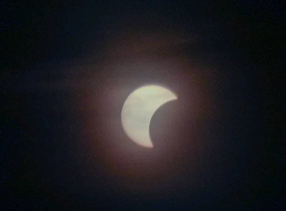 Leipzig Partielle Sonnenfinsternis über Sachsen Mond verdeckt am Abend große Teile der Sonne Am Mittwochabend war über Sachsen eine partielle Sonnenfinsternis zu beobachten. Der Mond schob sich dabei vor die Sonne und verdeckte einen großen Teil der Sonnenscheibe. Das astronomische Ereignis hatte in Deutschland kurz nach 19 Uhr begonnen und war bei entsprechenden Sichtbedingungen auch aus weiten Teilen Sachsens zu verfolgen. Je nach Standort wurden dabei rund 84 bis 90 Prozent der Sonnenscheibe vom Mond bedeckt, zu einer vollständigen Verdunkelung kam es in Deutschland jedoch nicht. Bei weitgehend klarem Himmel bestanden in Sachsen gute Bedingungen für die Beobachtung. Auch in Leipzig zog das seltene Himmelsereignis zahlreich Copyright: xEHLxMedia BjörnxStachx 20260812_sonnenfinsternis-leipzig_9