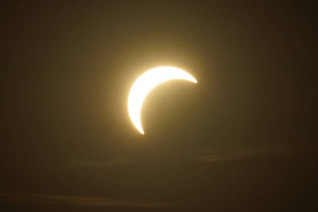Die Sonnenfinsternis beginnt über Büttelborn in Südhessen - 12.08.2026 Büttelborn: Partielle Sonnenfinsternis in Südhessen *** The solar eclipse begins over Büttelborn in southern Hesse on August 12, 2026. Büttelborn: Partial solar eclipse in southern Hesse