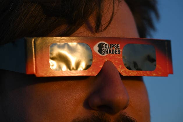 Hundreds Gather At Krakow s Historic Krakus Mound To Watch Solar Eclipse KRAKOW, POLAND - AUGUST 12: A close-up view of a spectator wearing specialized Eclipse Shades protective eyewear to safely look at the sun during a solar eclipse on August 12, 2026 in Krakow, Poland. Hundreds of locals and travelers gathered at the historic Krakus Mound (Kopiec Krakusa) to observe the rare celestial alignment over the city. Krakow Poland  Copyright: xArturxWidakx originalFilename: widak-hundreds260812_npx9h.jpg