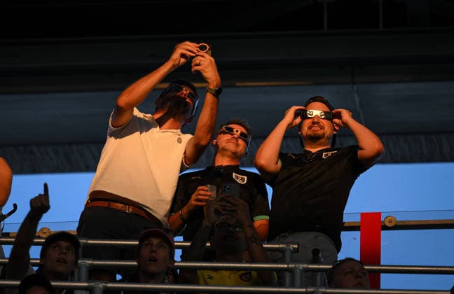 Fussball International UEFA Supercup 2026 in Salzburg 12.08.2026 Paris Saint-Germain - Aston Villa Fans im Stadion in Salzburg beobachten die Sonnenfinsternis, astronomische Spektakel des Jahres. *** International Soccer: 2026 UEFA Super Cup in Salzburg, August 12, 2026—Paris Saint-Germain and Aston Villa fans at the stadium in Salzburg watch the solar eclipse, the astronomical spectacle of the year