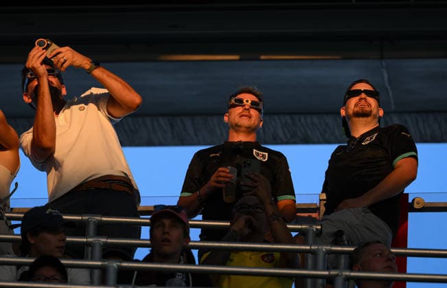 Fussball International UEFA Supercup 2026 in Salzburg 12.08.2026 Paris Saint-Germain - Aston Villa Fans im Stadion in Salzburg beobachten die Sonnenfinsternis, astronomische Spektakel des Jahres. *** International Soccer: 2026 UEFA Super Cup in Salzburg, August 12, 2026—Paris Saint-Germain and Aston Villa fans at the stadium in Salzburg watch the solar eclipse, the astronomical spectacle of the year