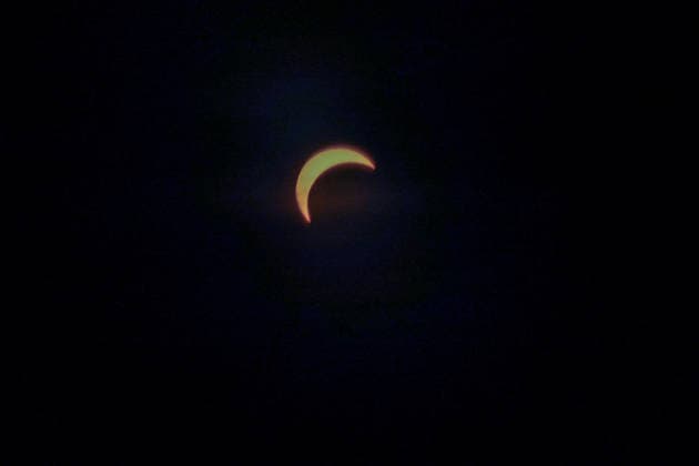 Leipzig Partielle Sonnenfinsternis über Sachsen Mond verdeckt am Abend große Teile der Sonne Am Mittwochabend war über Sachsen eine partielle Sonnenfinsternis zu beobachten. Der Mond schob sich dabei vor die Sonne und verdeckte einen großen Teil der Sonnenscheibe. Das astronomische Ereignis hatte in Deutschland kurz nach 19 Uhr begonnen und war bei entsprechenden Sichtbedingungen auch aus weiten Teilen Sachsens zu verfolgen. Je nach Standort wurden dabei rund 84 bis 90 Prozent der Sonnenscheibe vom Mond bedeckt, zu einer vollständigen Verdunkelung kam es in Deutschland jedoch nicht. Bei weitgehend klarem Himmel bestanden in Sachsen gute Bedingungen für die Beobachtung. Auch in Leipzig zog das seltene Himmelsereignis zahlreic Copyright: xEHLxMedia BjörnxStachx 20260812_sonnenfinsternis-leipzig_12