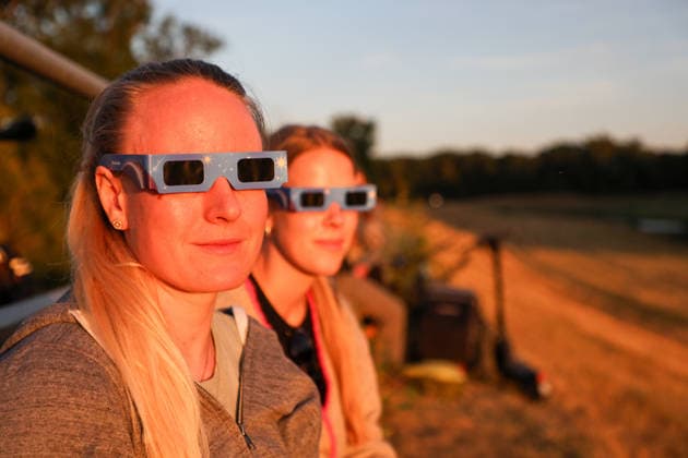 Leipzig Partielle Sonnenfinsternis über Sachsen Mond verdeckt am Abend große Teile der Sonne Am Mittwochabend war über Sachsen eine partielle Sonnenfinsternis zu beobachten. Der Mond schob sich dabei vor die Sonne und verdeckte einen großen Teil der Sonnenscheibe. Das astronomische Ereignis hatte in Deutschland kurz nach 19 Uhr begonnen und war bei entsprechenden Sichtbedingungen auch aus weiten Teilen Sachsens zu verfolgen. Je nach Standort wurden dabei rund 84 bis 90 Prozent der Sonnenscheibe vom Mond bedeckt, zu einer vollständigen Verdunkelung kam es in Deutschland jedoch nicht. Bei weitgehend klarem Himmel bestanden in Sachsen gute Bedingungen für die Beobachtung. Auch in Leipzig zog das seltene Himmelsereignis zahlreic Copyright: xEHLxMedia BjörnxStachx 20260812_sonnenfinsternis-leipzig_17