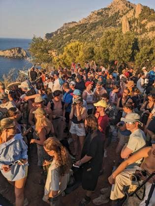 12.08.2026, Totale Sonnenfinsternis auf der Urlaubsinsel Mallorca, Tausende Urlauber bevölkern die besten Aussichtspunkte um das Himmelsspektakel zu beobachten, hier bei Soler in den Bergen. Unten liegt die Superyacht von Sergey Brin (USA, Ex-Google Chef), die DRAGONFLY, 142 Meter lange Luxusyacht. 12.08.2026, Sonnenfinsternis auf Mallorca 12.08.2026, Sonnenfinsternis auf Mallorca *** August 12, 2026, Total solar eclipse on the vacation island of Mallorca; thousands of vacationers flock to the best vantage points to watch the celestial spectacle, here in the mountains near Soler. Below lies the superyacht of Sergey Brin of the U.S., former Google CEO—the DRAGONFLY, a 142-meter-long luxury yacht, August 12, 2026; Solar eclipse in Mallorca,