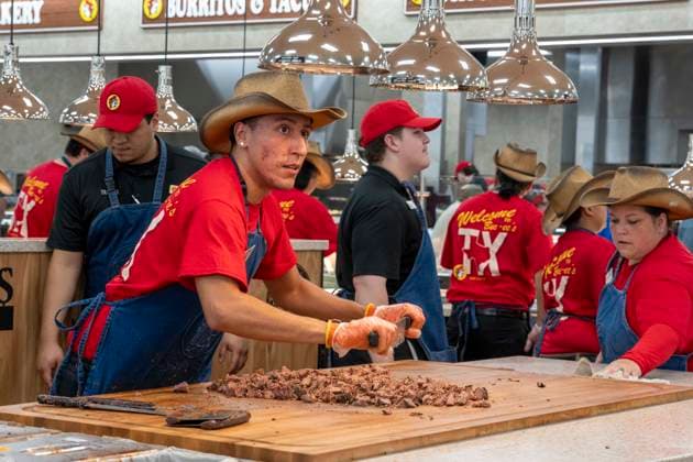 August 12, 2026, San Marcos, Tx, United States: An employee chops brisket as Texas Governor Greg Abbott (not shown) speaks during the opening of another 76,000 square foot Buc-ee s convenience store in San Marcos, Texas on August 12, 2026. The store features beaver-themed merchandise, lots of food choices and 124 gas pumps. San Marcos United States - ZUMAd150 20260812_znp_d150_001 Copyright: xBobxDaemmrichx