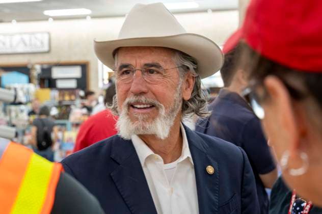 August 12, 2026, San Marcos, Tx, United States: Buc-ee s founder ARCH BEAVER APLIN greets customes in the 74,000 foot Buc-ee s convenience store in San Marcos, Texas after Gov. Greg Abbott (not shown) spoke to the crowd during the opening of Buc-ee s convenience store in San Marcos, Texas on August 12, 2026. The store features beaver-themed merchandise, lots of food choices and 124 gas pumps. San Marcos United States - ZUMAd150 20260812_znp_d150_002 Copyright: xBobxDaemmrichx