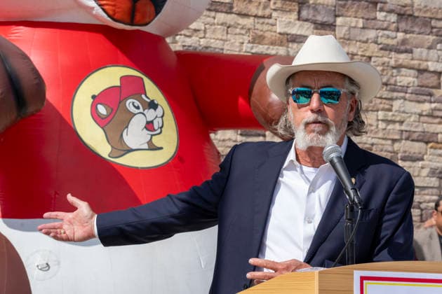 August 12, 2026, San Marcos, Tx, United States: Buc-ee s founder ARCH BEAVER APLIN greets customes in the 74,000 foot Buc-ee s convenience store in San Marcos, Texas after Gov. Greg Abbott (not shown) spoke to the crowd during the opening of Buc-ee s convenience store in San Marcos, Texas on August 12, 2026. The store features beaver-themed merchandise, lots of food choices and 124 gas pumps. San Marcos United States  - ZUMAd150 20260812_znp_d150_013 Copyright: xBobxDaemmrichx
