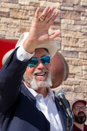 August 12, 2026, San Marcos, Tx, United States: Buc-ee s founder ARCH BEAVER APLIN greets customes in the 74,000 foot Buc-ee s convenience store in San Marcos, Texas after Gov. Greg Abbott (not shown) spoke to the crowd during the opening of Buc-ee s convenience store in San Marcos, Texas on August 12, 2026. The store features beaver-themed merchandise, lots of food choices and 124 gas pumps. San Marcos United States  - ZUMAd150 20260812_znp_d150_015 Copyright: xBobxDaemmrichx