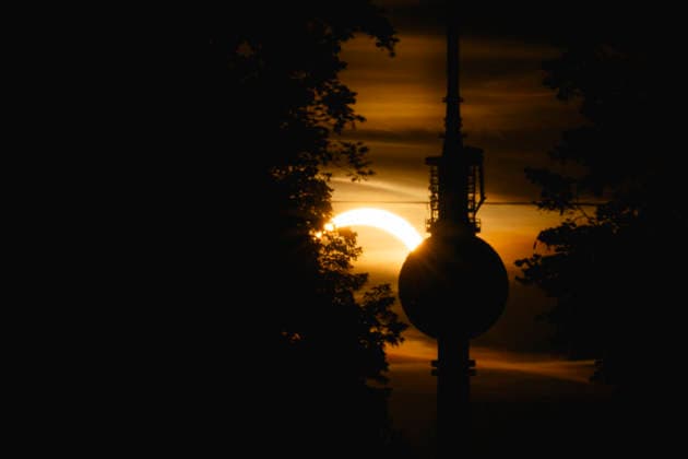 Die Sonnenfinsternis zeichnet sich am Abendhimmel ab neben dem Fernsehturm in Berlin, 12.08.2026. Berlin Deutschland *** The solar eclipse is visible in the evening sky next to the TV tower in Berlin, August 12, 2026, Berlin, Germany Copyright: xJulianexSonntagx