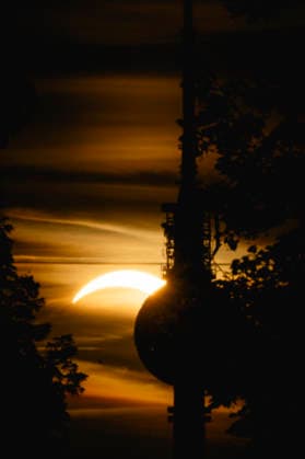 Die Sonnenfinsternis zeichnet sich am Abendhimmel ab neben dem Fernsehturm in Berlin, 12.08.2026. Berlin Deutschland *** The solar eclipse is visible in the evening sky next to the TV tower in Berlin, August 12, 2026, Berlin, Germany Copyright: xJulianexSonntagx