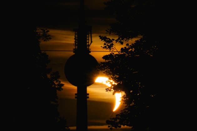 Die Sonnenfinsternis zeichnet sich am Abendhimmel ab neben dem Fernsehturm in Berlin, 12.08.2026. Berlin Deutschland *** The solar eclipse is visible in the evening sky next to the TV tower in Berlin, August 12, 2026, Berlin, Germany Copyright: xJulianexSonntagx