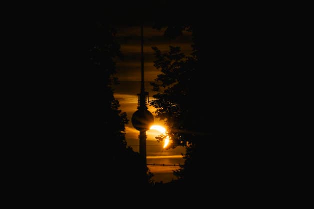 Die Sonnenfinsternis zeichnet sich am Abendhimmel ab neben dem Fernsehturm in Berlin, 12.08.2026. Berlin Deutschland *** The solar eclipse is visible in the evening sky next to the TV tower in Berlin, August 12, 2026, Berlin, Germany Copyright: xJulianexSonntagx