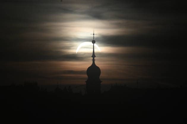 People observe partial solar eclipse in Prague, Czech Republic, August 12, 2026. (CTKxPhoto MichalxDolezal) CTKPhotoP2026081206840  CTKPhotoP2026081206840