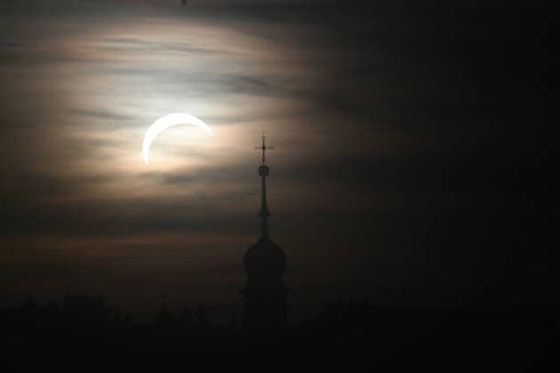 People observe partial solar eclipse in Prague, Czech Republic, August 12, 2026. (CTKxPhoto MichalxDolezal) CTKPhotoP2026081206841  CTKPhotoP2026081206841