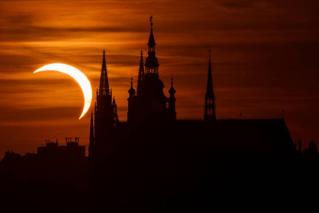 People observe partial solar eclipse in Prague, Czech Republic, August 12, 2026. (CTKxPhoto OndrejxDeml) CTKPhotoP2026081206887  CTKPhotoP2026081206887
