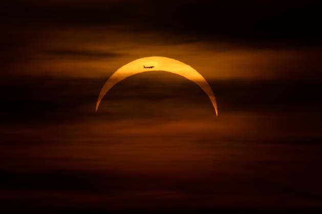 People observe partial solar eclipse in Prague, Czech Republic, August 12, 2026. (CTKxPhoto OndrejxDeml) CTKPhotoP2026081206948  CTKPhotoP2026081206948