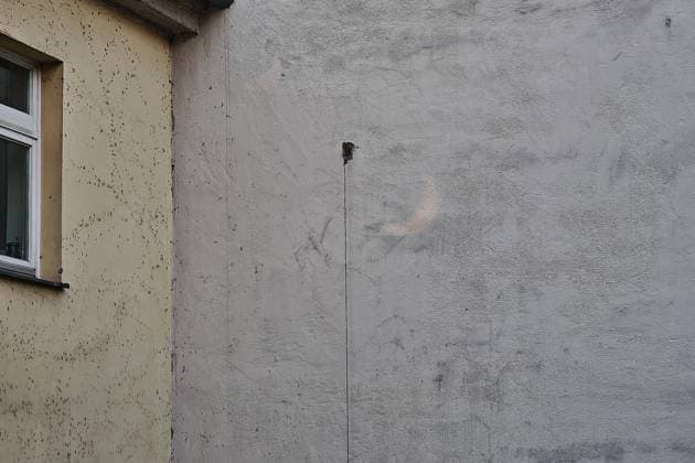 Berlin, Deutschland, 12.08.2026: Sonnenfinsternis: Ähnlich wie bei einer Camera obscura wird das Abbild der Sonne mit dem sich davorschiebenden Mond in einem Hinterhof im Stadtteil Kreuzberg über eine Fensterspiegelung auf eine Hauswand projiziert. *** Berlin, Germany, August 12, 2026 Solar Eclipse Similar to a camera obscura, the image of the sun—with the moon passing in front of it—is projected onto a building wall in a backyard in the Kreuzberg neighborhood via a window reflection Copyright: xdtsxNachrichtenagenturx dts_130073