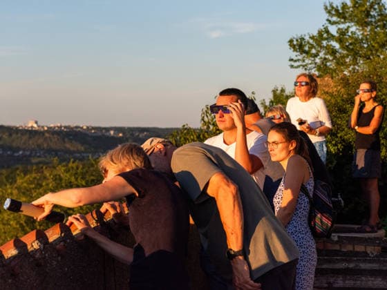 Rottenburg am Neckar partielle Sonnenfinsternis in Deutschland am 12.08.2026 Menschen beobachten die Sonnenfinsternis auf der Wurmlinger Kapelle, partielle Sonnenfinsternis in Deutschland am 12.08.2026, *** Rottenburg am Neckar: Partial solar eclipse in Germany on August 12, 2026. People watch the solar eclipse at the Wurmlinger Chapel; partial solar eclipse in Germany on August 12, 2026, Copyright: xEibner-Pressefoto FlorianxSchustx EP_FSU
