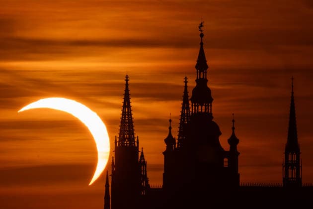 People observe partial solar eclipse in Prague, Czech Republic, August 12, 2026. (CTKxPhoto OndrejxDeml) CTKPhotoP2026081206874  CTKPhotoP2026081206874
