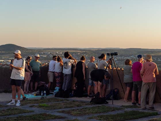 Rottenburg am Neckar partielle Sonnenfinsternis in Deutschland am 12.08.2026 Menschen beobachten die Sonnenfinsternis auf der Wurmlinger Kapelle, partielle Sonnenfinsternis in Deutschland am 12.08.2026, *** Rottenburg am Neckar: Partial solar eclipse in Germany on August 12, 2026. People watch the solar eclipse at the Wurmlinger Chapel; partial solar eclipse in Germany on August 12, 2026, Copyright: xEibner-Pressefoto FlorianxSchustx EP_FSU