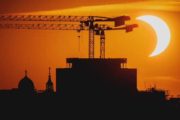 Partielle Sonnenfinsternis, aufgenommen in Berlin, 12.08.2026. Berlin Deutschland *** Partial solar eclipse, photographed in Berlin, August 12, 2026, Berlin, Germany Copyright: xFlorianxGaertnerx