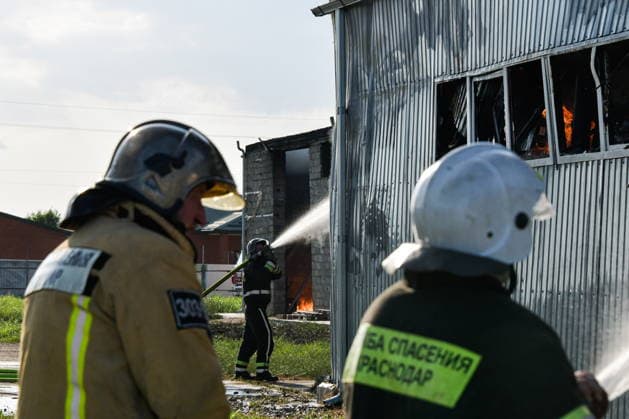 RUSSIA, KRASNODAR REGION - AUGUST 12, 2026: Employees of the Russian Emergencies Minsitry respond to a fire at a warehouse storing plastic products in the village of Lenina, southeast of Krasnodar. The fire covering an area of 2.2 thousand sq m has been contained Russia  - ZUMAt113 20260812_zaa_t113_355 Copyright: xRomanxSokolovx