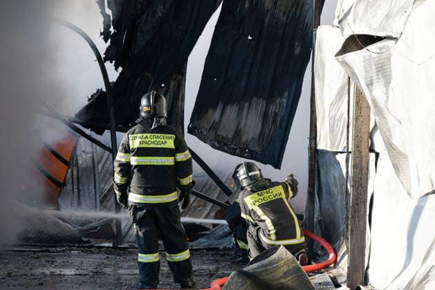 RUSSIA, KRASNODAR REGION - AUGUST 12, 2026: Employees of the Russian Emergencies Minsitry respond to a fire at a warehouse storing plastic products in the village of Lenina, southeast of Krasnodar. The fire covering an area of 2.2 thousand sq m has been contained Russia  - ZUMAt113 20260812_zaa_t113_356 Copyright: xRomanxSokolovx