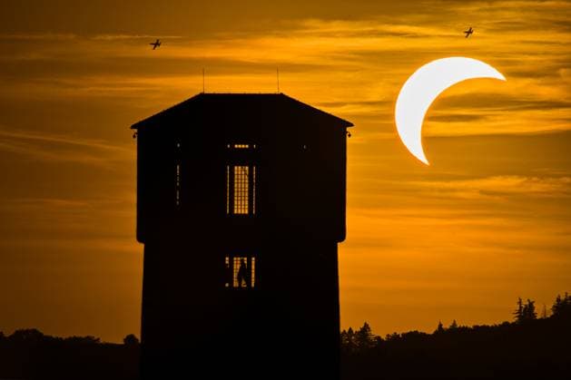 People observe partial solar eclipse in Oslavany, Czech Republic, August 12, 2026. (CTKxPhoto PatrikxUhlir) CTKPhotoP2026081206992  CTKPhotoP2026081206992