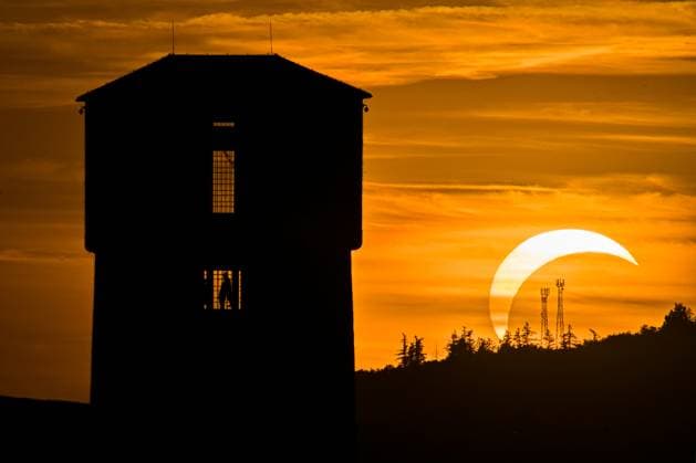People observe partial solar eclipse in Oslavany, Czech Republic, August 12, 2026. (CTKxPhoto PatrikxUhlir) CTKPhotoP2026081207081  CTKPhotoP2026081207081