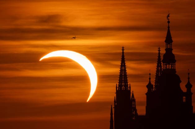 People observe partial solar eclipse in Prague, Czech Republic, August 12, 2026. (CTKxPhoto OndrejxDeml) CTKPhotoP2026081207007  CTKPhotoP2026081207007