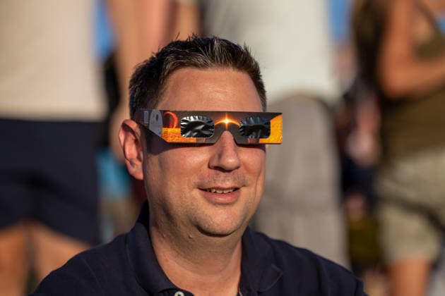 Sonnenfinsternis August 2026 in Ludwigshafen am Rhein***Der Michaelsberg im Maudacher Bruch, mit 125 M. ü. NHN die größte Erhebung in Ludwigshafen, zog viele Menschen an *** Solar Eclipse in August 2026 in Ludwigshafen am Rhein***Michaelsberg in the Maudacher Bruch, at 125 meters above sea level, is the highest point in Ludwigshafen and attracted many people Copyright: xUdoxHerrmannx