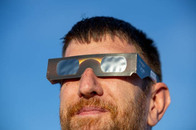 Sonnenfinsternis August 2026 in Ludwigshafen am Rhein***Der Michaelsberg im Maudacher Bruch, mit 125 M. ü. NHN die größte Erhebung in Ludwigshafen, zog viele Menschen an *** Solar Eclipse in August 2026 in Ludwigshafen am Rhein***Michaelsberg in the Maudacher Bruch, at 125 meters above sea level, is the highest point in Ludwigshafen and attracted many people Copyright: xUdoxHerrmannx