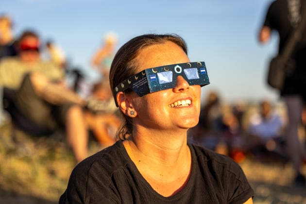 Sonnenfinsternis August 2026 in Ludwigshafen am Rhein***Der Michaelsberg im Maudacher Bruch, mit 125 M. ü. NHN die größte Erhebung in Ludwigshafen, zog viele Menschen an *** Solar Eclipse in August 2026 in Ludwigshafen am Rhein***Michaelsberg in the Maudacher Bruch, at 125 meters above sea level, is the highest point in Ludwigshafen and attracted many people Copyright: xUdoxHerrmannx