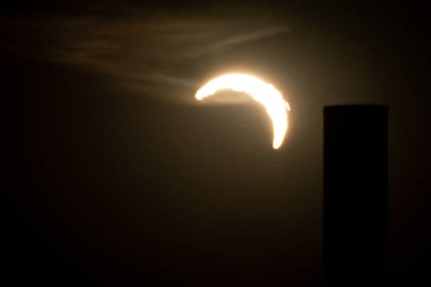 Sonnenfinsternis am Himmel ueber Koeln Sonne steht in Flammen als am Hoehepunkt der Sonnenfinsternis am Himmel ueber Koeln sich der Mond vor die Sonne schiebt und seinen Schatten auf die Erde wirft. , Koeln, 12.08.2026 Koeln Nordrhein-Westfalen Deutschland *** Solar Eclipse in the Sky Above Cologne: The Sun Appears to Be Ablaze as, at the peak of the solar eclipse in the sky above Cologne, the Moon moves in front of the Sun and casts its shadow onto the Earth, Cologne, August 12, 2026, Cologne, North Rhine-Westphalia, Germany