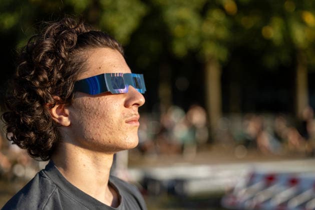12.08.2026 Noel Mardan (15, eV Mama Mila) aus Düsseldorf in München zu Besuch . Sonnenfinsternis in München um 20:15 Uhr. Eine partielle (unvollständige) Sonnenfinsternis mit einer maximalen Bedeckung von rund 89 %. Fotografiert auf der Theresienwiese zwischen den Aufbauten des Oktoberfests *** August 12, 2026 Noel Mardan, 15, Visiting Mom Mila from Düsseldorf in Munich Solar eclipse in Munich at 8:15 p.m. A partial solar eclipse with a maximum coverage of about 89%. Photographed at the Theresienwiese between the Oktoberfest structures