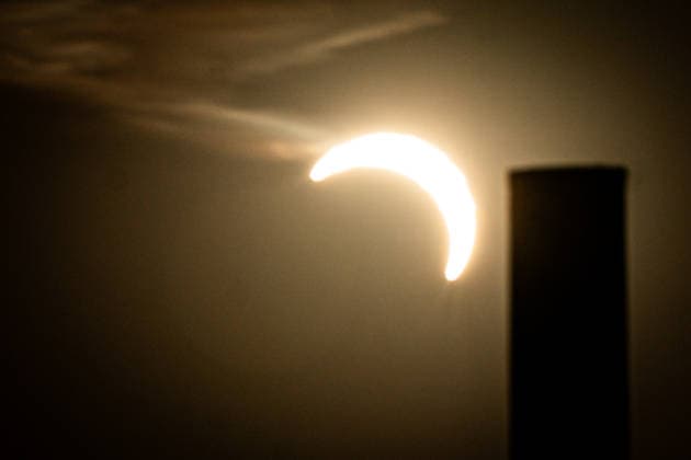 Sonnenfinsternis am Himmel ueber Koeln Hoehepunkt der Sonnenfinsternis am Himmel ueber Koeln. Der Mond schiebt sich zwischen die Erde und die Sonne und wirft dabei seinen Schatten auf die Erde., Koeln, 12.08.2026 Koeln Nordrhein-Westfalen Deutschland *** Solar eclipse in the sky over Cologne; the peak of the solar eclipse in the sky over Cologne; the Moon moves between the Earth and the Sun, casting its shadow on the Earth; Cologne, August 12, 2026; Cologne, North Rhine-Westphalia, Germany