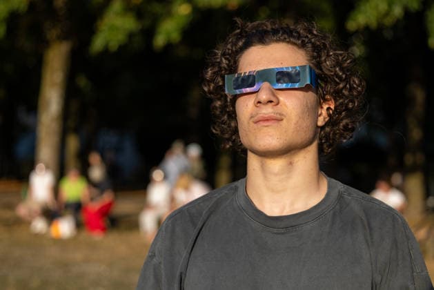 12.08.2026 Sonnenfinsternis in München um 20:15 Uhr. Eine partielle (unvollständige) Sonnenfinsternis mit einer maximalen Bedeckung von rund 89 %. Fotografiert auf der Theresienwiese zwischen den Aufbauten des Oktoberfests *** August 12, 2026: Solar eclipse in Munich at 8:15 p.m. A partial solar eclipse with a maximum coverage of about 89%. Photographed at the Theresienwiese between the Oktoberfest booths.