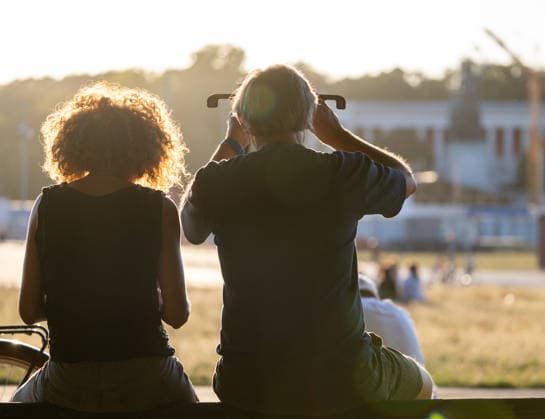 12.08.2026 Sonnenfinsternis in München um 20:15 Uhr. Eine partielle (unvollständige) Sonnenfinsternis mit einer maximalen Bedeckung von rund 89 %. Fotografiert auf der Theresienwiese zwischen den Aufbauten des Oktoberfests *** August 12, 2026: Solar eclipse in Munich at 8:15 p.m. A partial solar eclipse with a maximum coverage of about 89%. Photographed at the Theresienwiese between the Oktoberfest booths.