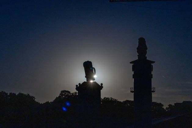 12.08.2026 Sonnenfinsternis in München um 20:15 Uhr. Eine partielle (unvollständige) Sonnenfinsternis mit einer maximalen Bedeckung von rund 89 %. Fotografiert auf der Theresienwiese zwischen den Aufbauten des Oktoberfests *** August 12, 2026: Solar eclipse in Munich at 8:15 p.m. A partial solar eclipse with a maximum coverage of about 89%. Photographed at the Theresienwiese between the Oktoberfest booths.
