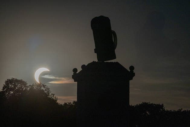 12.08.2026 Sonnenfinsternis in München neben dem Paulaner Krug . um 20:15 Uhr. Eine partielle (unvollständige) Sonnenfinsternis mit einer maximalen Bedeckung von rund 89 %. Fotografiert auf der Theresienwiese zwischen den Aufbauten des Oktoberfests *** August 12, 2026: Solar eclipse in Munich next to the Paulaner Krug at 8:15 p.m. A partial solar eclipse with a maximum coverage of about 89%. Photographed at the Theresienwiese between the Oktoberfest structures.