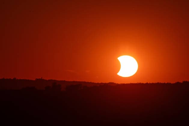 Die Partielle Sonnenfinsternis geht zu Ende. Eine Partielle Sonnenfinsternis ist ueber (über) Deutschland zu beobachten. Diese Aufnahme ist am Himmel ueber (über) Siegen-Oberschelden in Nordrhein-Westfalen entstanden. Partielle Sonnenfinsternis im Siegerland am 12.08.2026 in Siegen Deutschland. *** The partial solar eclipse is coming to an end. A partial solar eclipse can be observed over Germany. This photo was taken in the sky above Siegen and Oberschelden in North Rhine-Westphalia. Partial solar eclipse in the Siegerland region on August 12, 2026, in Siegen, Germany.