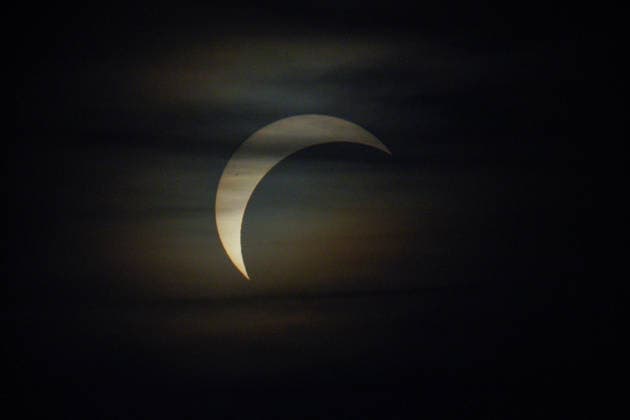 Mittelsachsen Partielle Sonnenfinsternis über Sachsen Mond verdeckt am Abend große Teile der Sonne Am Mittwochabend war über Sachsen eine partielle Sonnenfinsternis zu beobachten. Der Mond schob sich dabei vor die Sonne und verdeckte einen großen Teil der Sonnenscheibe. Das astronomische Ereignis hatte in Deutschland kurz nach 19 Uhr begonnen und war bei entsprechenden Sichtbedingungen auch aus weiten Teilen Sachsens zu verfolgen. Je nach Standort wurden dabei rund 84 bis 90 Prozent der Sonnenscheibe vom Mond bedeckt, zu einer vollständigen Verdunkelung kam es in Deutschland jedoch nicht. Bei weitgehend klarem Himmel bestanden in Sachsen gute Bedingungen für die Beobachtung. Langhennersdorf Sachsen Deutschland *** Central Sax Copyright: xEHLxMedia TimxMeyerx 20260812_sonnenfinsternis-mittelsachsen_4