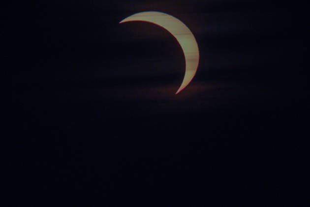 Mittelsachsen Partielle Sonnenfinsternis über Sachsen Mond verdeckt am Abend große Teile der Sonne Am Mittwochabend war über Sachsen eine partielle Sonnenfinsternis zu beobachten. Der Mond schob sich dabei vor die Sonne und verdeckte einen großen Teil der Sonnenscheibe. Das astronomische Ereignis hatte in Deutschland kurz nach 19 Uhr begonnen und war bei entsprechenden Sichtbedingungen auch aus weiten Teilen Sachsens zu verfolgen. Je nach Standort wurden dabei rund 84 bis 90 Prozent der Sonnenscheibe vom Mond bedeckt, zu einer vollständigen Verdunkelung kam es in Deutschland jedoch nicht. Bei weitgehend klarem Himmel bestanden in Sachsen gute Bedingungen für die Beobachtung. Langhennersdorf Sachsen Deutschland *** Central Sax Copyright: xEHLxMedia TimxMeyerx 20260812_sonnenfinsternis-mittelsachsen_5