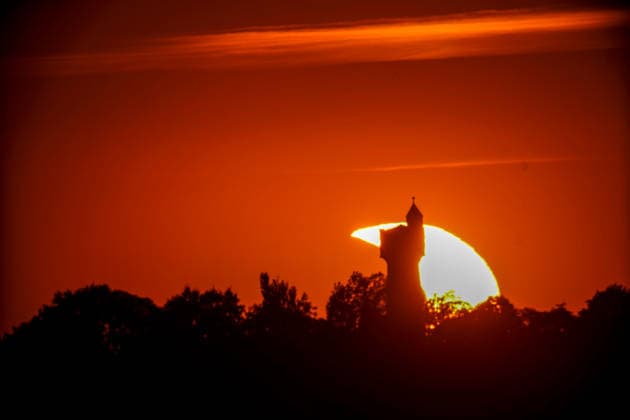 Mittelsachsen Partielle Sonnenfinsternis über Sachsen Mond verdeckt am Abend große Teile der Sonne Am Mittwochabend war über Sachsen eine partielle Sonnenfinsternis zu beobachten. Der Mond schob sich dabei vor die Sonne und verdeckte einen großen Teil der Sonnenscheibe. Das astronomische Ereignis hatte in Deutschland kurz nach 19 Uhr begonnen und war bei entsprechenden Sichtbedingungen auch aus weiten Teilen Sachsens zu verfolgen. Je nach Standort wurden dabei rund 84 bis 90 Prozent der Sonnenscheibe vom Mond bedeckt, zu einer vollständigen Verdunkelung kam es in Deutschland jedoch nicht. Bei weitgehend klarem Himmel bestanden in Sachsen gute Bedingungen für die Beobachtung. Langhennersdorf Sachsen Deutschland *** Central Sax Copyright: xEHLxMedia TimxMeyerx 20260812_sonnenfinsternis-mittelsachsen_6