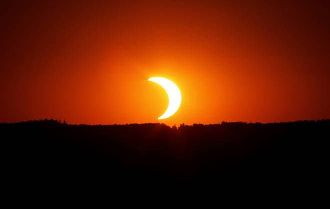 Hier die Sonne und der Mond bei der partiellen Sonnenfinsternis, Sofi, Sofi 2026, hier bei Pähl, Naturschauspiel, Bayern, Oberbayern *** Here are the sun and the moon during the partial solar eclipse, Sofi, Sofi 2026, here in Pähl, natural spectacle, Bavaria, Upper Bavaria