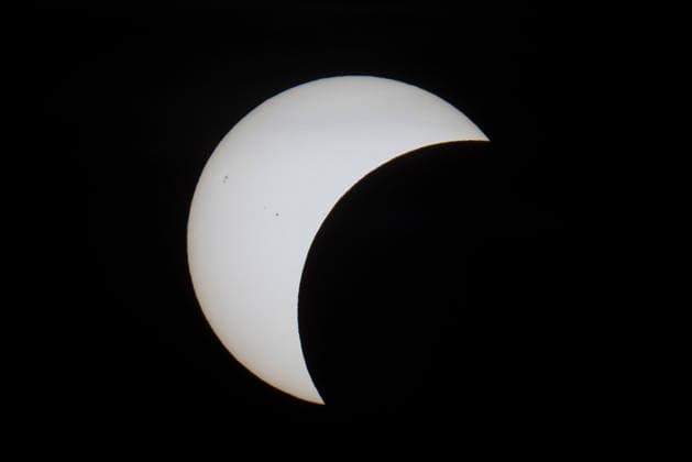 Sonnenfinsternis, Himmelsphänomen über Berlin, 12.08.2026 Kurz vor Sonnenuntergang verdunkelt sich die Sonne zur Sonnenfinsternis, hier gesehen in Berlin am 12.08.2026. Berlin Warschauer Brücke *** Solar Eclipse, Celestial Phenomenon Over Berlin, August 12, 2026 Shortly before sunset, the sun darkens during a solar eclipse, as seen here in Berlin on August 12, 2026, at the Warschauer Bridge Copyright: xBenxKriemannx