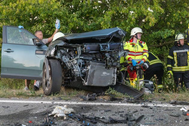 Altshausen Schwerer Verkehrsunfall Frontalzusammenstoss auf der L 286 von Althausen Richtung Ostrach Oberschwaben mit Schwerverkletzten. Rettungshubschrauber im Einsatz Schwerer Verkehrsunfall Frontalzusammenstoss auf der L 286 von Althausen Richtung Ostrach Oberschwaben mit Schwerverkletzten. Rettungshubschrauber im Einsatz, Verletzte mußten mit der Rettungsschere geborgen werden *** Altshausen: Serious Traffic Accident—Head-On Collision on the L 286 from Althausen toward Ostrach, Upper Swabia; Seriously Injured; Rescue Helicopter on the Scene. Serious Traffic Accident—Head-On Collision on the L 286 from Althausen toward Ostrach, Upper Swabwith seriously injured victims; rescue helicopter deployed; injured victims had to be extricated Copyright: xEibner-Pressefotox EP_EER