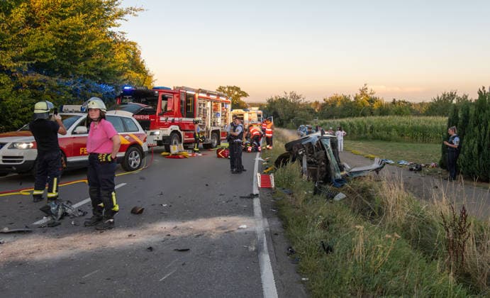 Altshausen Schwerer Verkehrsunfall Frontalzusammenstoss auf der L 286 von Althausen Richtung Ostrach Oberschwaben mit Schwerverkletzten. Rettungshubschrauber im Einsatz Schwerer Verkehrsunfall Frontalzusammenstoss auf der L 286 von Althausen Richtung Ostrach Oberschwaben mit Schwerverkletzten. Rettungshubschrauber im Einsatz, Verletzte mußten mit der Rettungsschere geborgen werden *** Altshausen: Serious Traffic Accident—Head-On Collision on the L 286 from Althausen toward Ostrach, Upper Swabia; Seriously Injured; Rescue Helicopter on the Scene. Serious Traffic Accident—Head-On Collision on the L 286 from Althausen toward Ostrach, Upper Swabwith seriously injured victims; rescue helicopter deployed; injured victims had to be extricated Copyright: xEibner-Pressefotox EP_EER