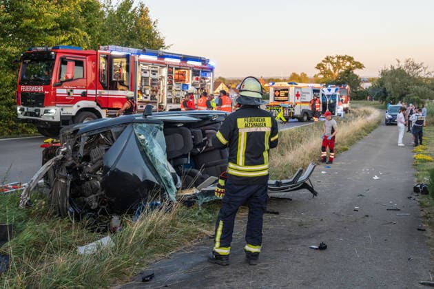 Altshausen Schwerer Verkehrsunfall Frontalzusammenstoss auf der L 286 von Althausen Richtung Ostrach Oberschwaben mit Schwerverkletzten. Rettungshubschrauber im Einsatz Schwerer Verkehrsunfall Frontalzusammenstoss auf der L 286 von Althausen Richtung Ostrach Oberschwaben mit Schwerverkletzten. Rettungshubschrauber im Einsatz, Verletzte mußten mit der Rettungsschere geborgen werden *** Altshausen: Serious Traffic Accident—Head-On Collision on the L 286 from Althausen toward Ostrach, Upper Swabia; Seriously Injured; Rescue Helicopter on the Scene. Serious Traffic Accident—Head-On Collision on the L 286 from Althausen toward Ostrach, Upper Swabwith seriously injured victims; rescue helicopter deployed; injured victims had to be extricated Copyright: xEibner-Pressefotox EP_EER